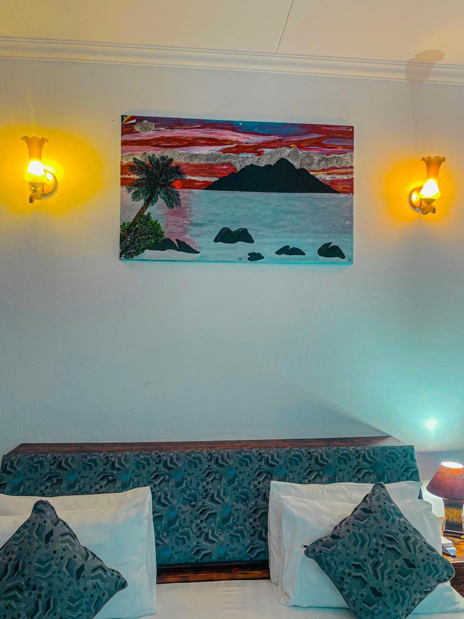Divers Lodge Guest House Beau Vallon  Exterior photo
