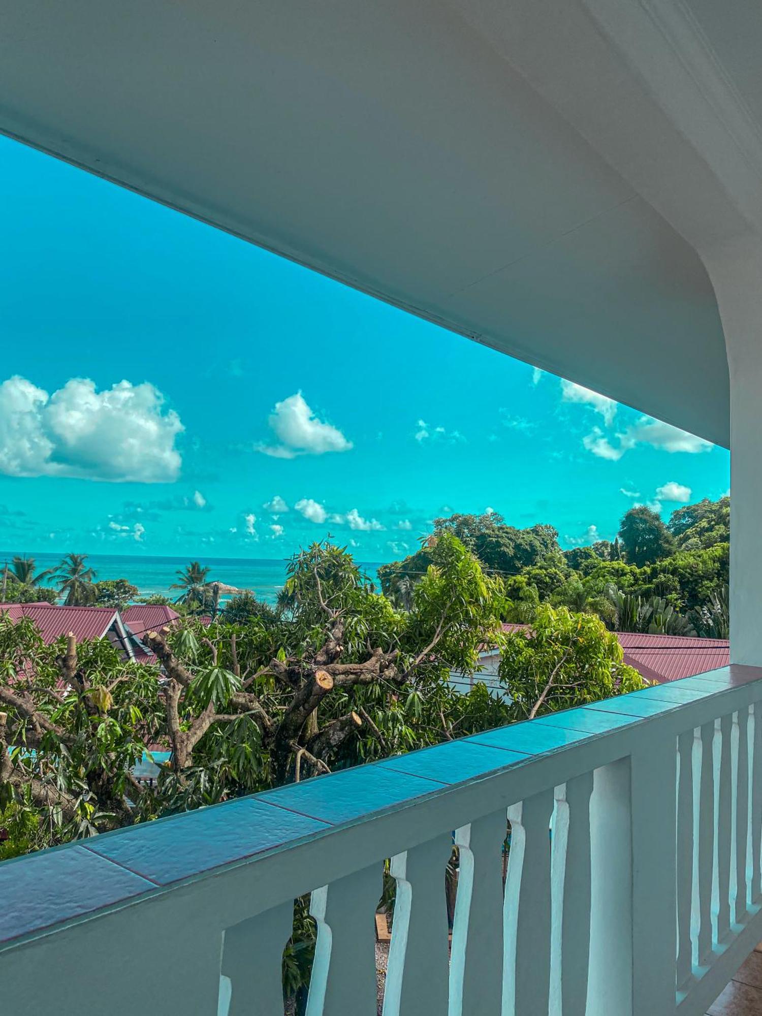 Divers Lodge Guest House Beau Vallon  Exterior photo