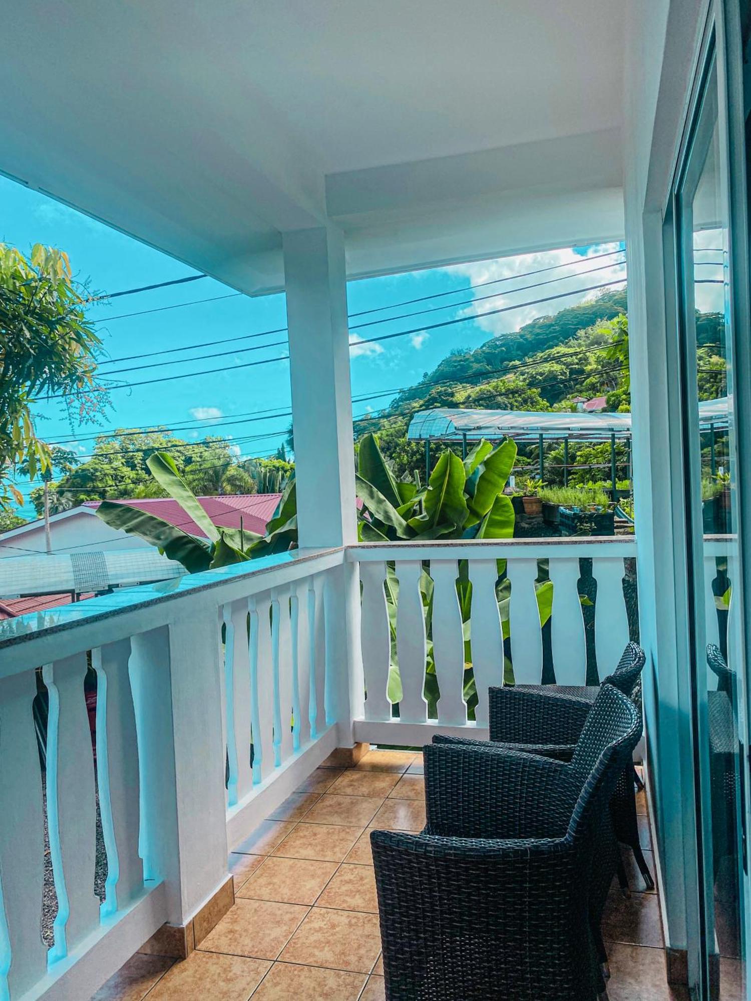 Divers Lodge Guest House Beau Vallon  Exterior photo