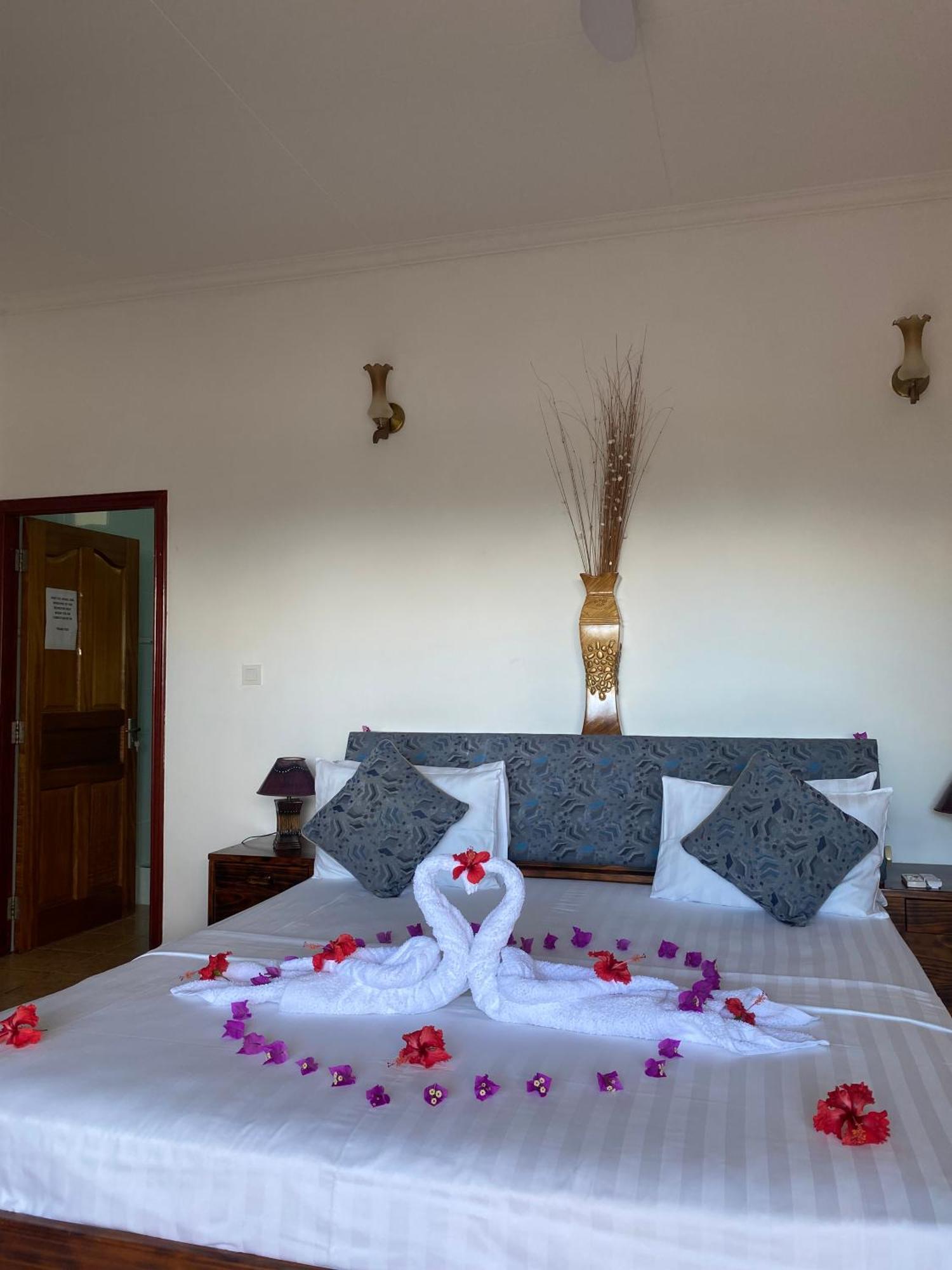 Divers Lodge Guest House Beau Vallon  Exterior photo